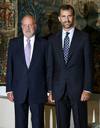El rey Juan Carlos y el pr&iacute;ncipe Felipe posan antes de la tradicional cena que la Familia Real ofrece en el Palacio de la Almudaina a las principales autoridades de las Islas Baleares para despedir su estancia oficial en Mallorca