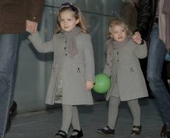 UNA TARDE CON MICKEY. Las infantas Leonor y Sofía, de las manos de sus padres, los Príncipes de Asturias, acuden al Palacio Municipal de Congresos de Madrid, para disfrutar del espectáculo infantil 'Los cuentos favoritos de Mickey'.