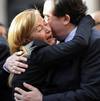 Mar&iacute;a Teresa &Aacute;lvarez, la viuda de Sabino Fern&aacute;ndez Campo abraza a Graciano Garc&iacute;a, director de la Fundaci&oacute;n Pr&iacute;ncipe de Asturias
