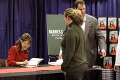 TIRA CON BALA. Sarah Palin firma ejemplares de su libro en una librería. A sus puertas decenas de personas han hecho cola durante muchas horas para adquirir las memorias de la ex candidata republicana a la vicepresidencia de EEUU.