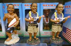 OBAMA EN HAWAI. La llegada de Obama a Hawai para pasar la Navidad no ha pasado desapercibida en la isla y se han creado varios muñecos del presidente vestido con ropa típica en Honolulu.