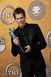 Kevin Bacon, con su premio a la mejor interpretaci&oacute;n masculina de TV
