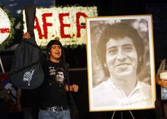 ADIÓS A JARA. Chile despide al cantautor Víctor Jara 36 años después de que la dictadura de Pinochet acabara con su vida.