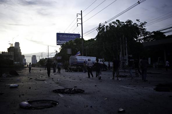 Los camisas rojas que se manifiestan estos días en Bangkok van a las barricadas con una medalla de Buda colgando del cuello y un cóctel Molotov en la mano. O, mejor dicho, un cóctel Budatov.
