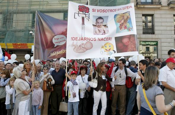 Bajo el lema, "Cada vida importa", una multitud ha marchado de la Puerta del Sol a la Puerta de Alcalá para gritarle al Gobierno de Zapatero que no les gusta el aborto, que lo que le gusta son los niños y la vida