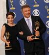 Los actores estadounidensen Tina Fey y Alec Baldwin posan con sus premios Emmy