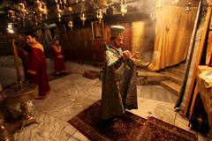 TRADICIÓN RELIGIOSA. Un sacerdote armenio apostólico dirige la misa del domingo en la 