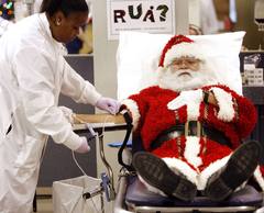 LA SOLIDARIDAD DE PAPÁ NOEL. Santa Claus dona sangre en Tulsa, como un acto de solidaridad navideño.