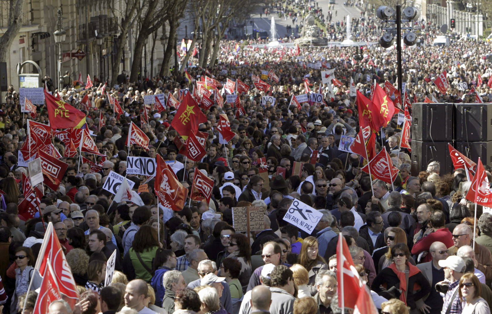 Miles de personas salen a la calle contra la reforma laboral