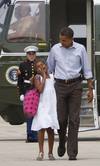 Barack Obama camina con su hija Sasha hacia el Air Force One, Maryland.