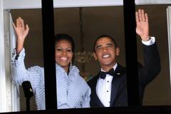 SALUDO NÓRDICO. Barack y Michelle Obama saludan desde el balcón  del Grand Hotel de Oslo antes de acudir a la cena de gala con motivo de la entrega del Nobel de la Paz.