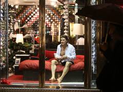 MODA EN MOVIMIENTO. ¿El mejor reclamo para atraer las compras navideñas? Un modelo en el escaparate, en esta tienda de Roma lo tienen claro.