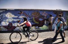 LA PINTURA MÁS LARGA DEL MUNDO. El graffiti más largo del mundo se encuentra en Santiago de Chile,donde alrededor de un millar de artistas chileno han puesto su arte utilizando un muro de  1.800 metros de largo como lienzo.