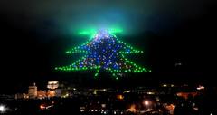 ESPECTÁCULO NAVIDEÑO. Un arbol de Navidad con luces decora la ladera del Monte Ingino, Gubbio, en el distrito Perugia (Italia).