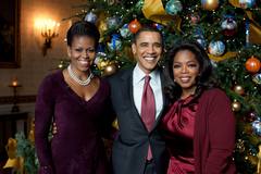 NAVIDAD EN CASA DE LOS OBAMA. El presidente de EEUU, Barack Obama, y la primera dama, Michelle Obama, left, posan con Oprah Winfrey, en la Sala Azul de la Casa Blanca durante una recepción navideña.