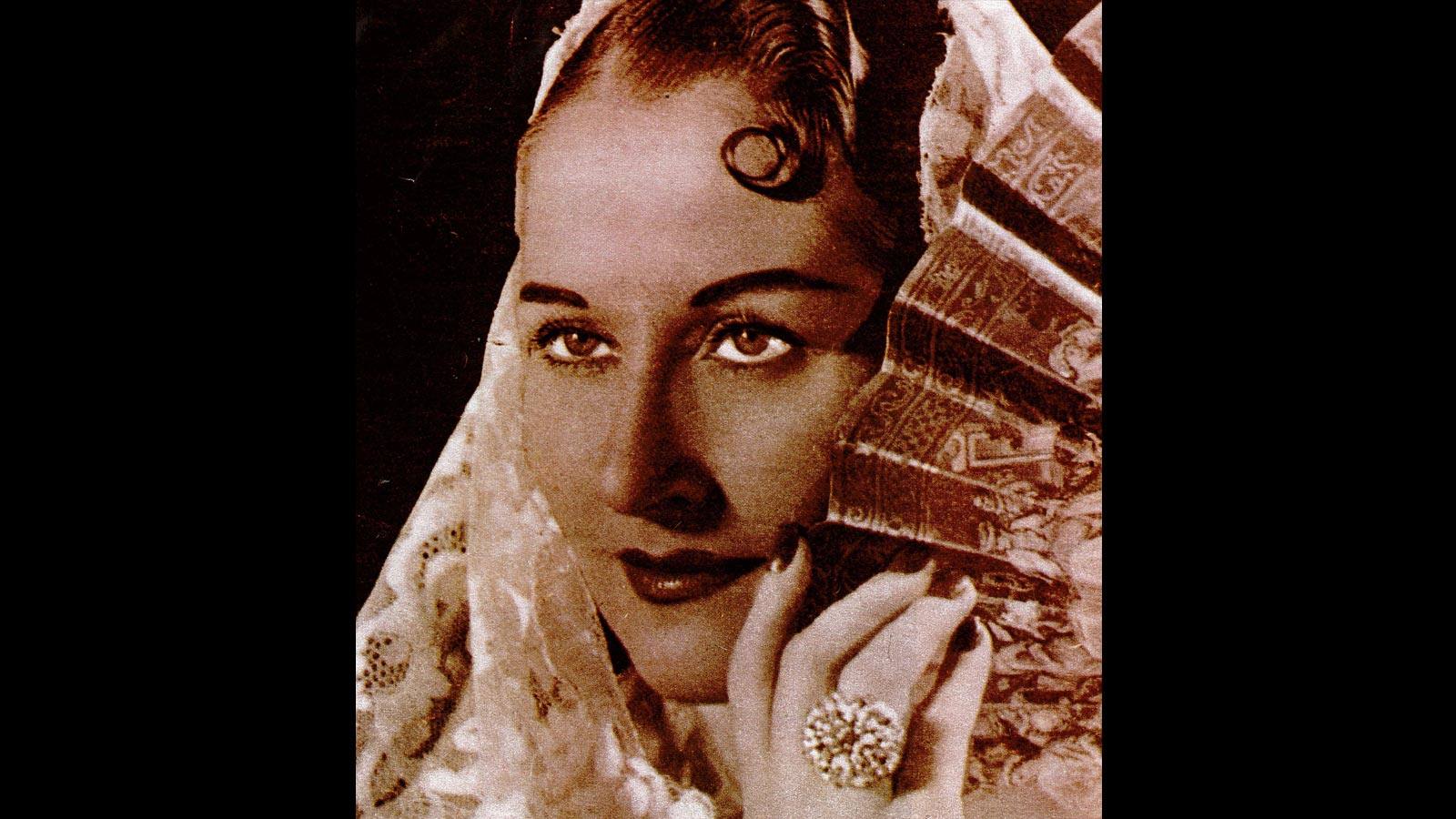 Estrellita, hija de un gallego y una malagueña, inició su andadura en el mundo de la farándula desde muy pequeña, ella misma conta que, llegó a escaparse con unos gitanos para cartar de pueblo en pueblo cuando todavía no había cumplido los diez años