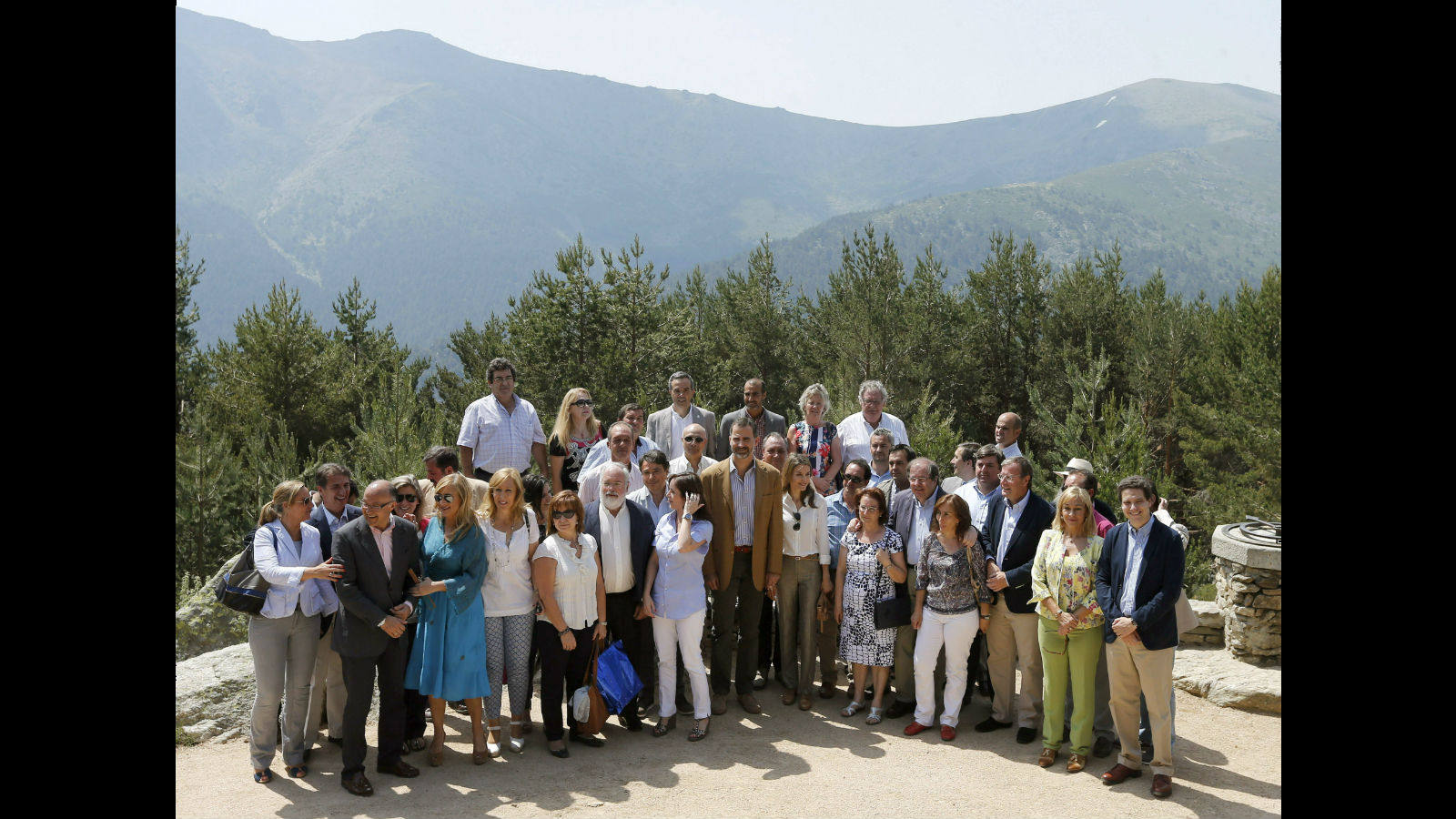 El grupo que ha acompañado a los Príncipes de Asturias posa para la prensa