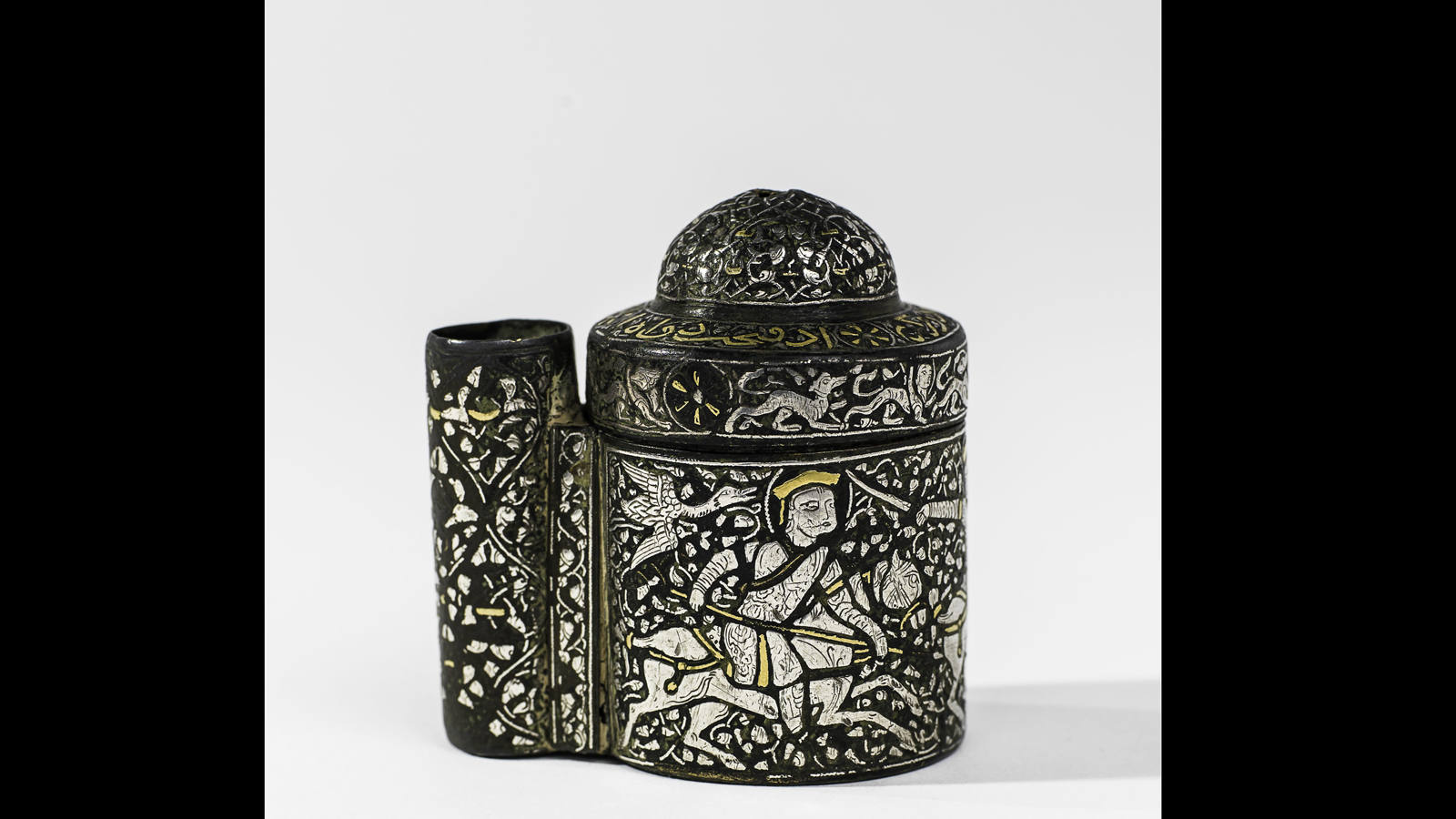 
Tintero, Al Jazira o Persia Este, año 1275 AD, cooper alloy, golf, silver, lead, Furusiyya Art Foundation.
