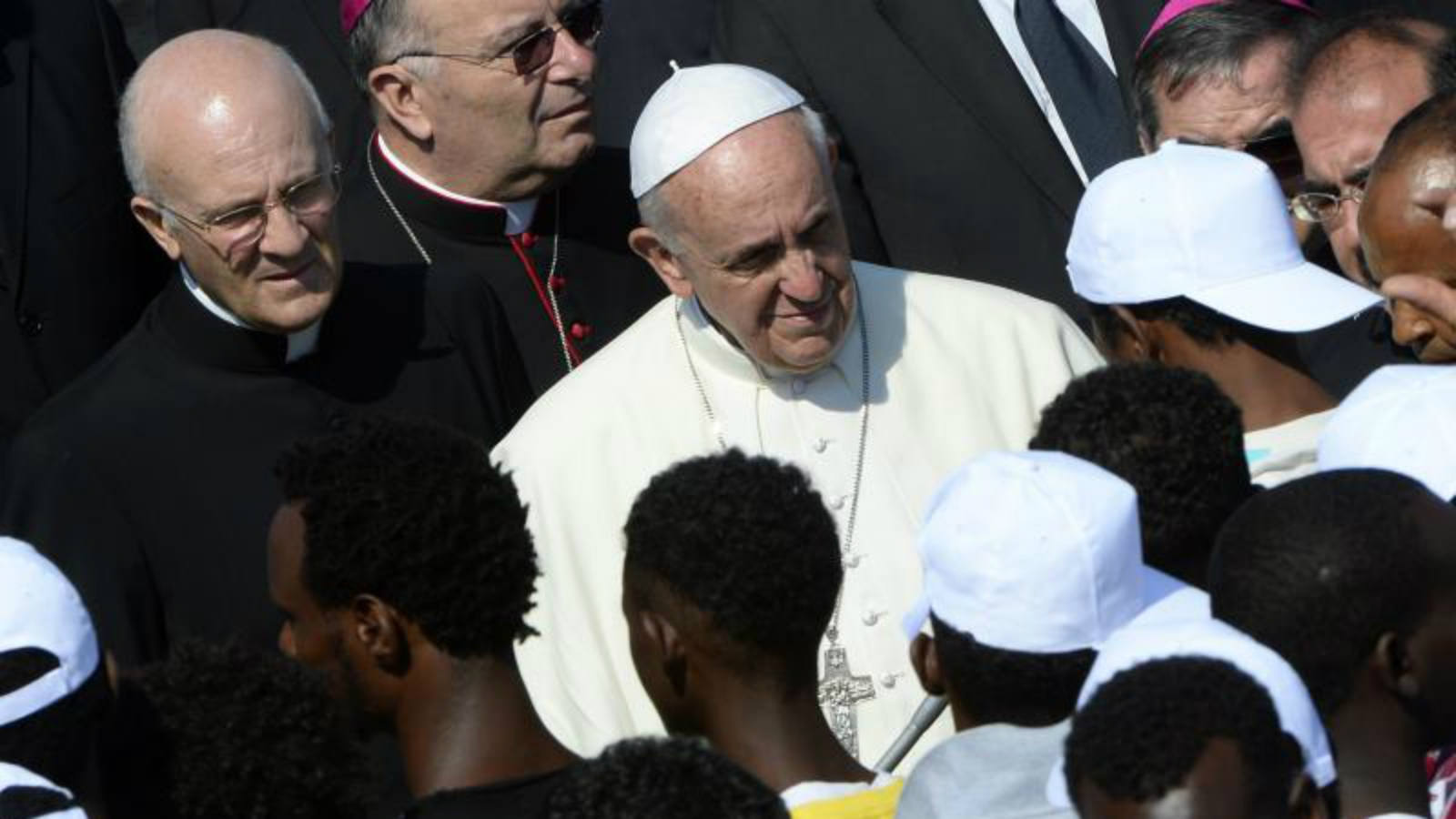 El Papa Francisco saluda a otro grupo de inmigranres africanos en Lampedusa