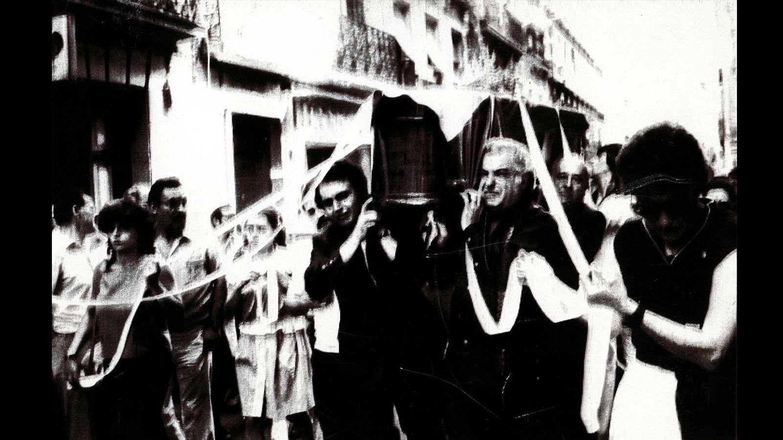 El 10 de julio de 1983, Estrellita Castro fallecía a los 71 años. La capilla ardiente fue instalada en el teatro Lara (Madrid) y fueron trasladados, como se ve en la foto, sus restos mortales hasta la parroquia de San Martín, lugar donde se ofició la