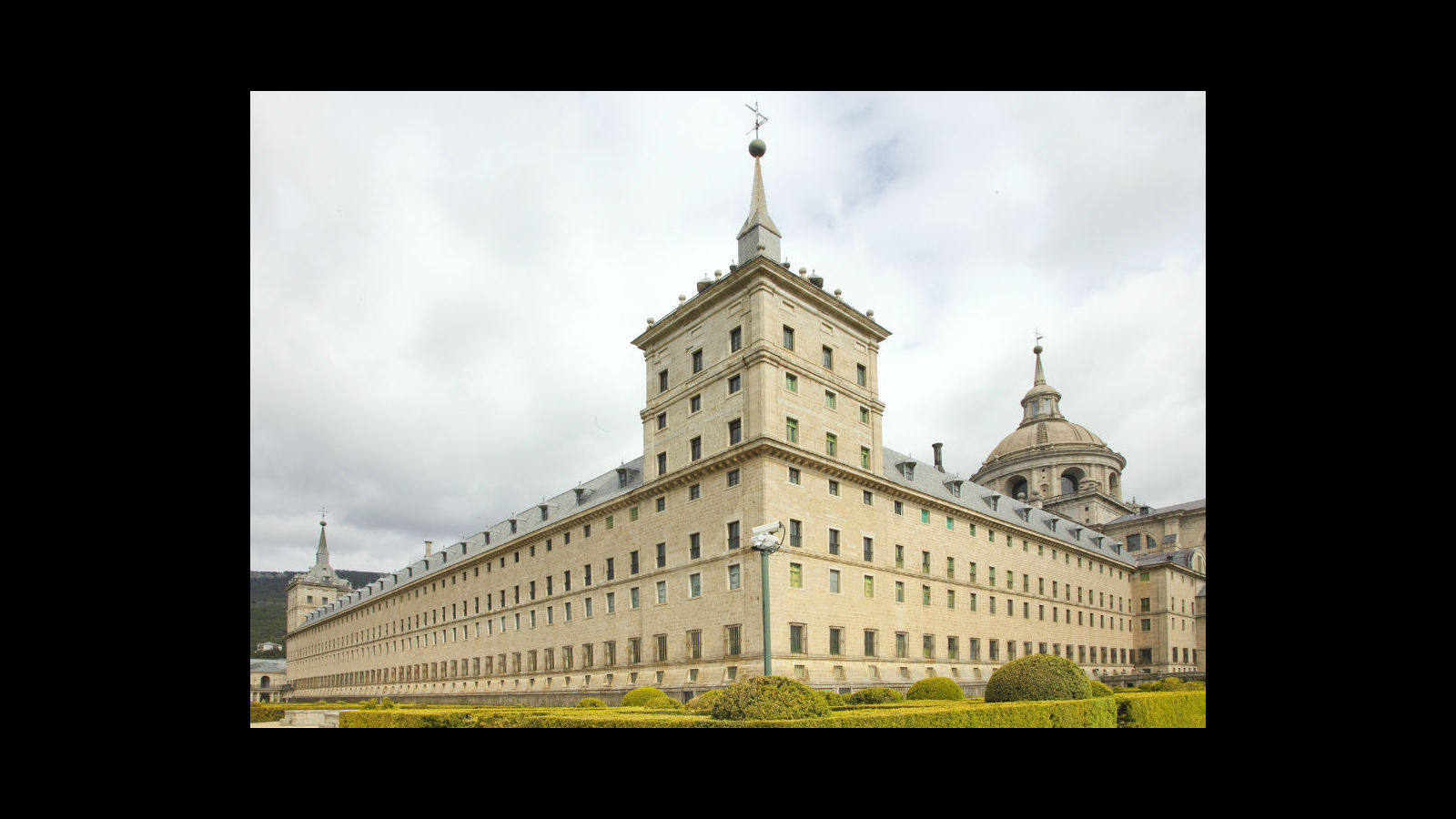 
El complejo incluye un palacio real, una basílica, un panteón, una biblioteca y un monasterio
