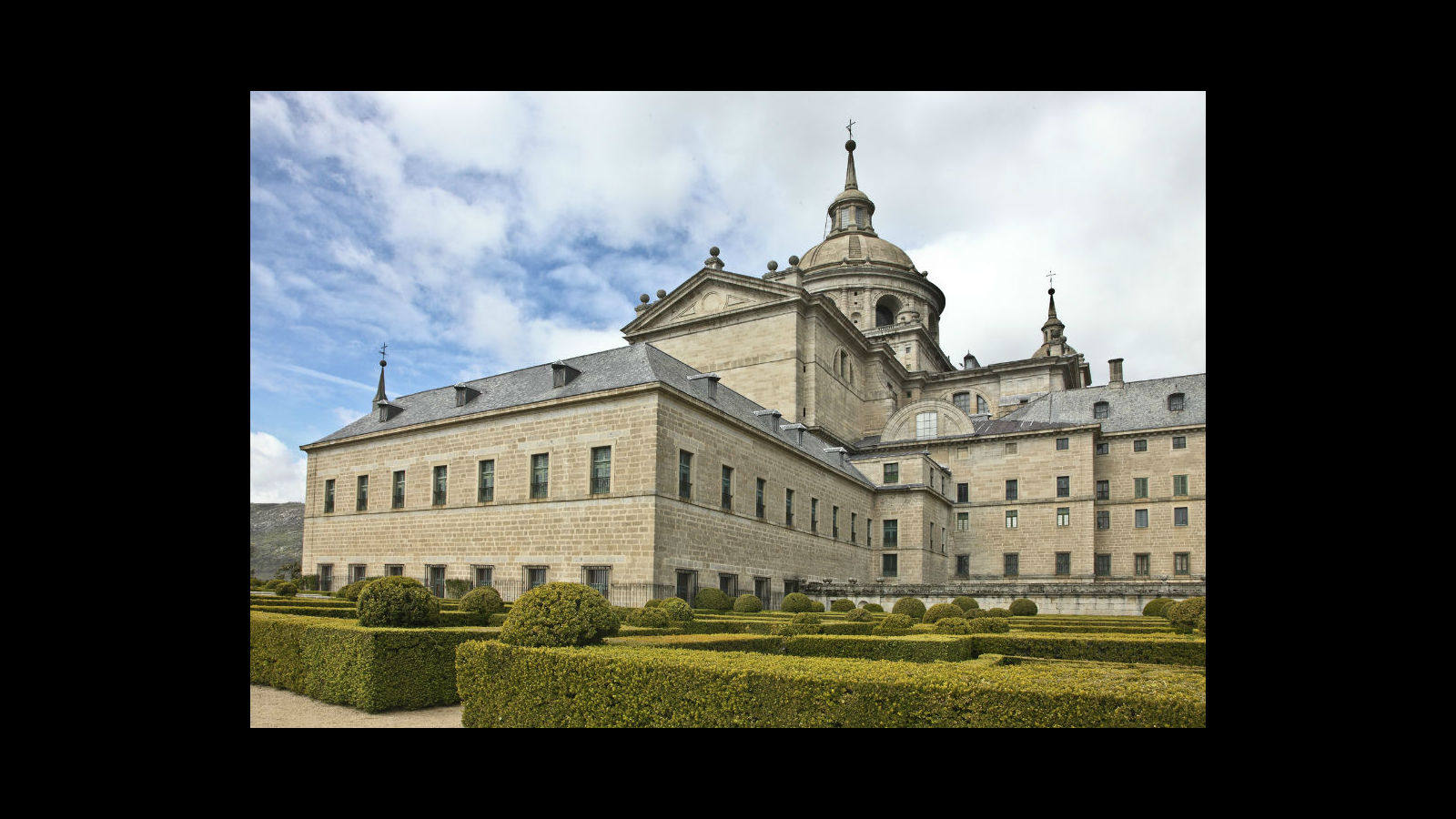 
El primer arquitecto fue Juan Bautista de Toledo. Posteriormente, lo fueron Juan de Herrera, Juan de Minjares,Giovanni Battista Castello «El Bergamasco» y Francisco de Mora
