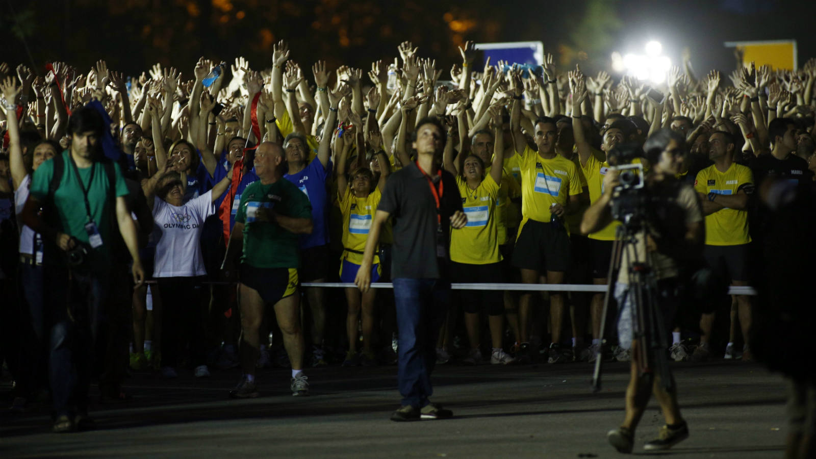 
Los 30.000 participantes, preparados para empezar la Carrera Nocturna Madrid 2020
