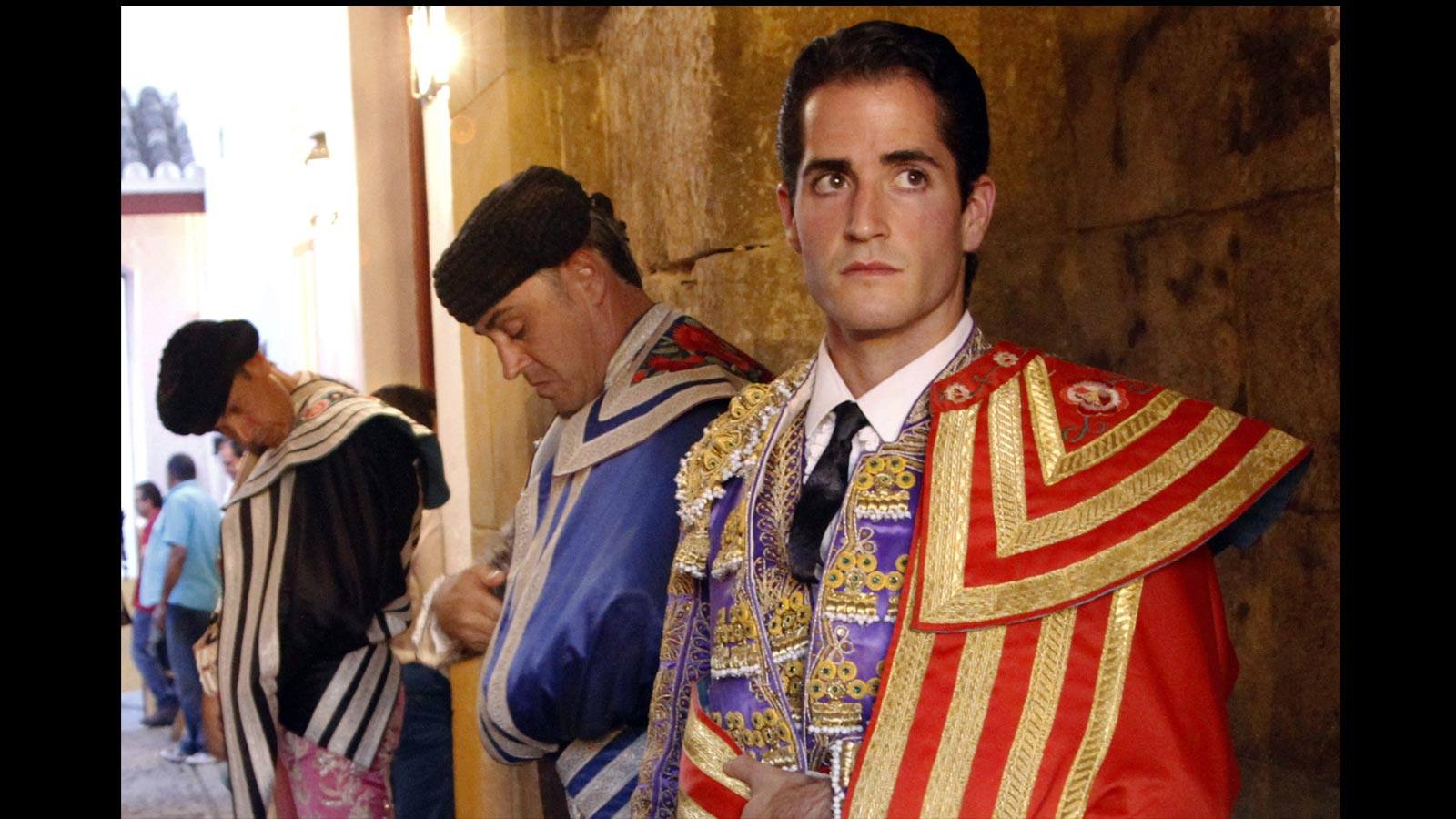 
Carlos Martín, de nazareno y oro, pinchazo y estocada (palmas tras aviso) y estocada (vuelta tras aviso)
