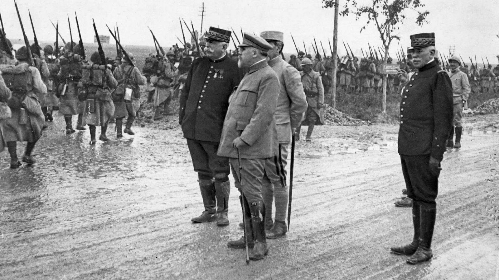 
Poincare, acompañado del general Joffre y del ministro de la Guerra francés, en la última visita que hicieron al frente.
