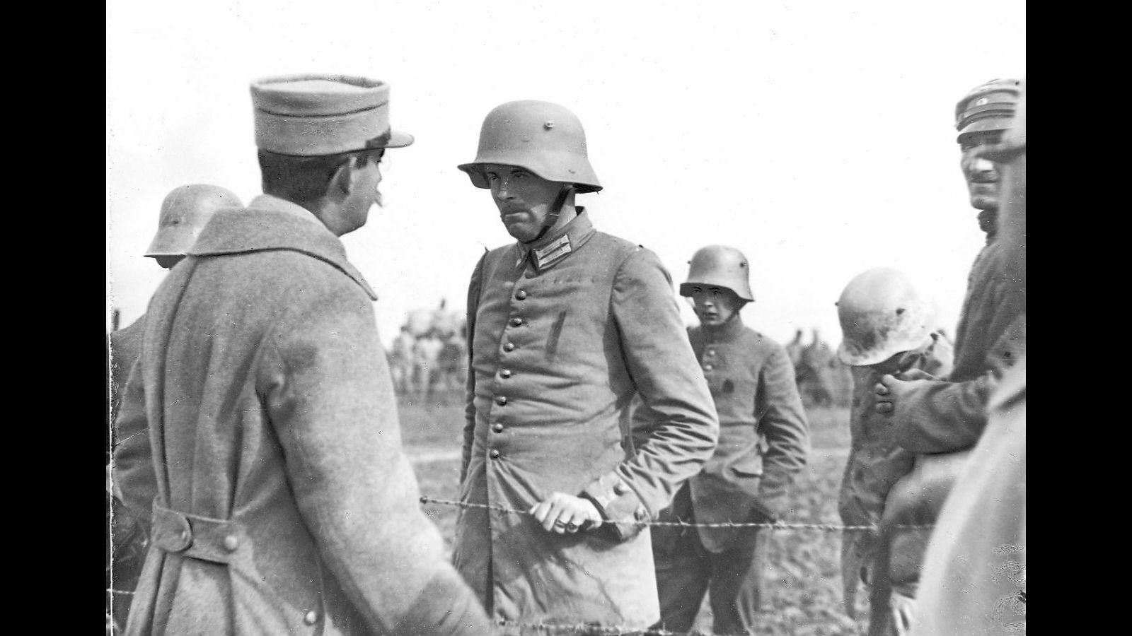 
Soldados alemanes, provistos de sus nuevos cascos protectores, en una imagen de octubre de 1916, en el Somme.
