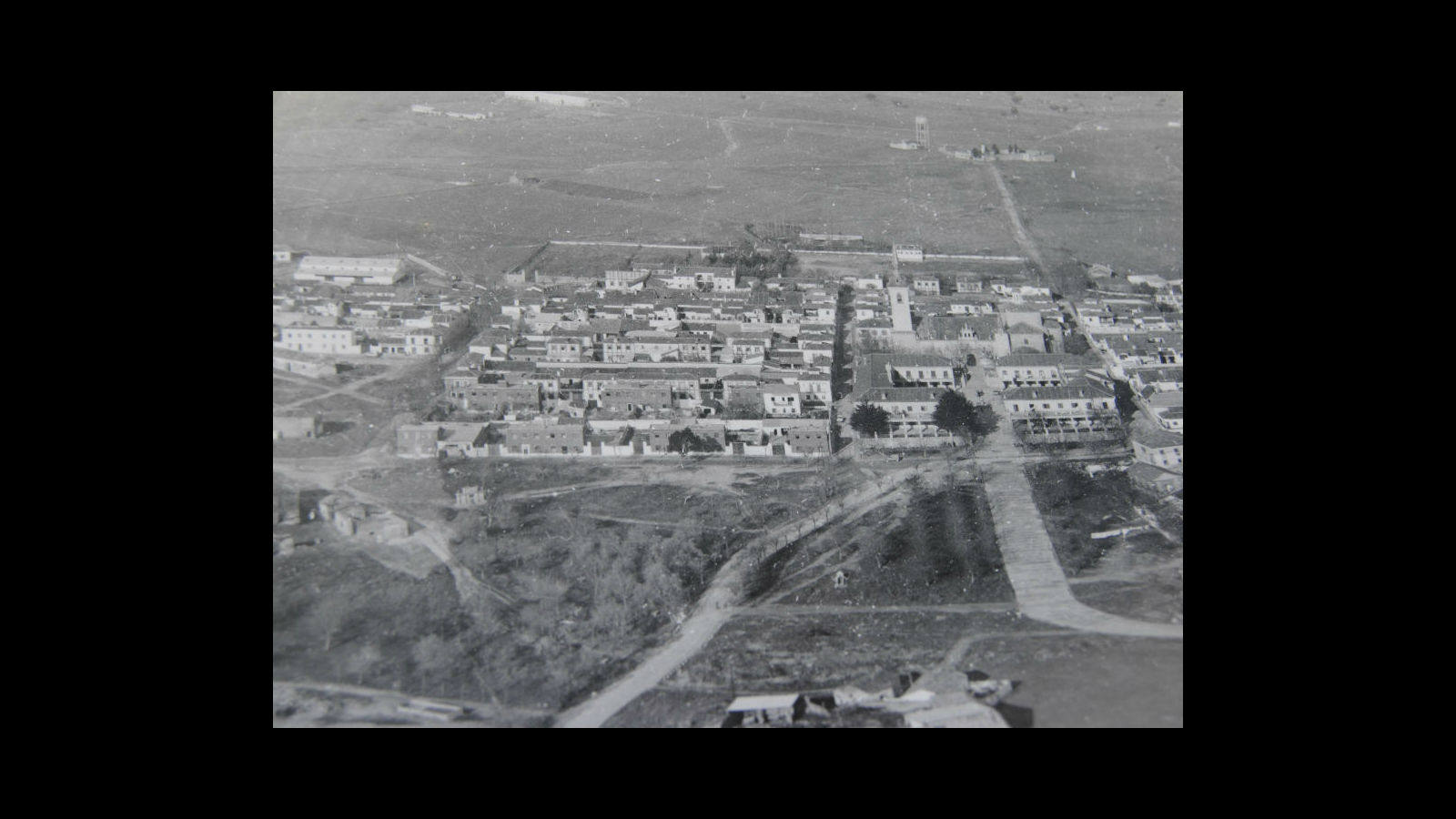 Vista, en una fotografía de época, de uno de los pueblos en los que se llevaron a cabo multitud de combates.