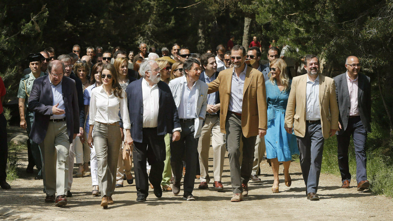 El grupo que ha acompañado a Los Principes de Asturias pasea por uno de los caminos del Parque camino del Mirador de la Gitana, donde Don Felipe ha oficializado la nueva denominación del Parque