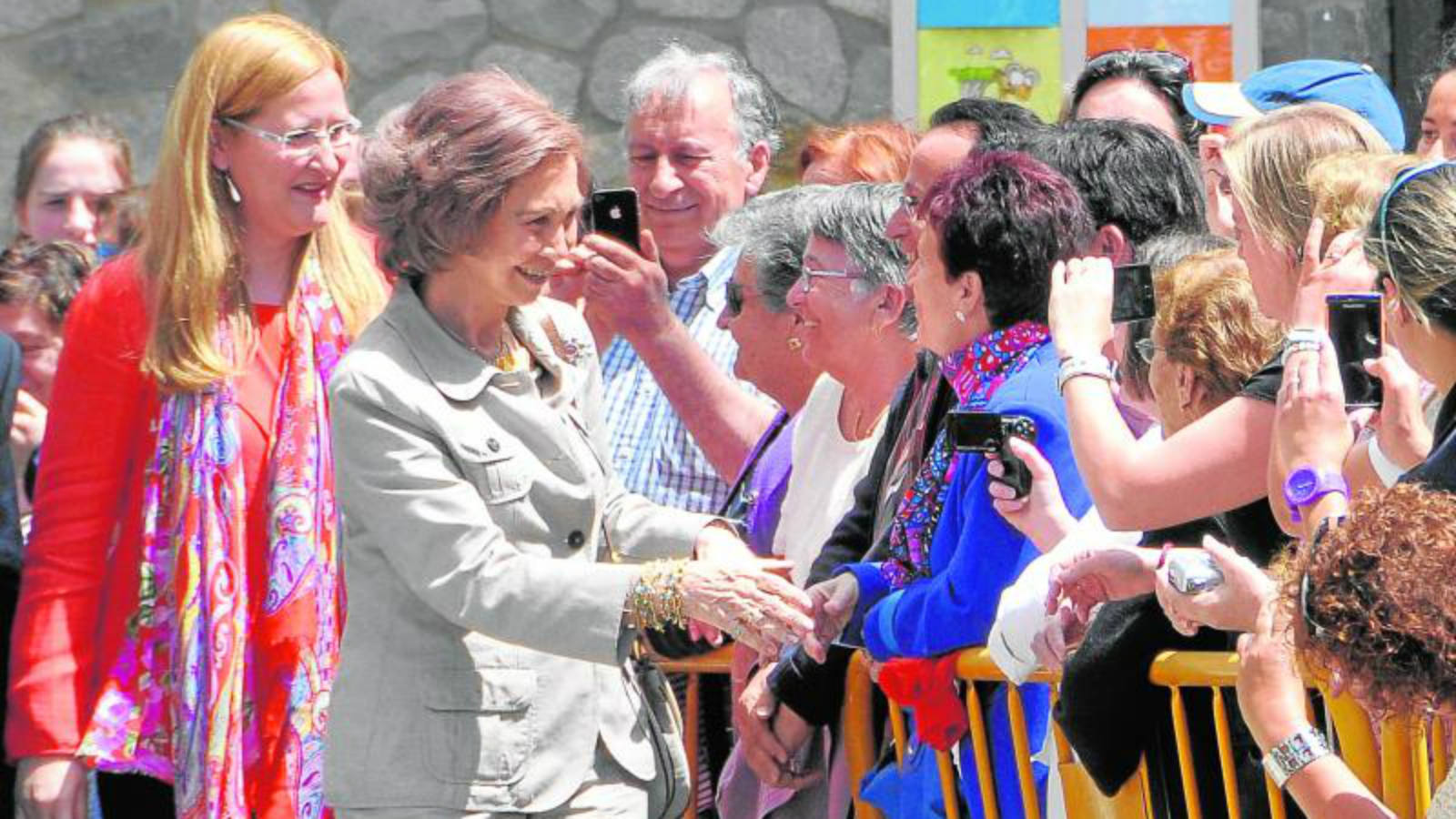 La Reina ha saludado a los vecinos de Benasque afectados por las inundaciones