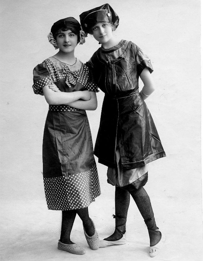 En los bañadores de 1911 predominaban los colores oscuros. Eran una especie de vestidos cortos sobre pantalones o medias de lana. Algunas de estas prendas llevaban sobrefaldas.