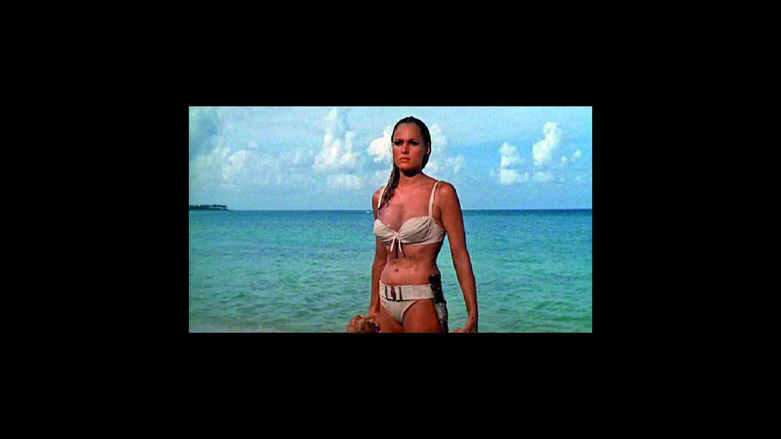 Ursula Andress, en una escena de «Agente 007 contra el Doctor No», de 1962.