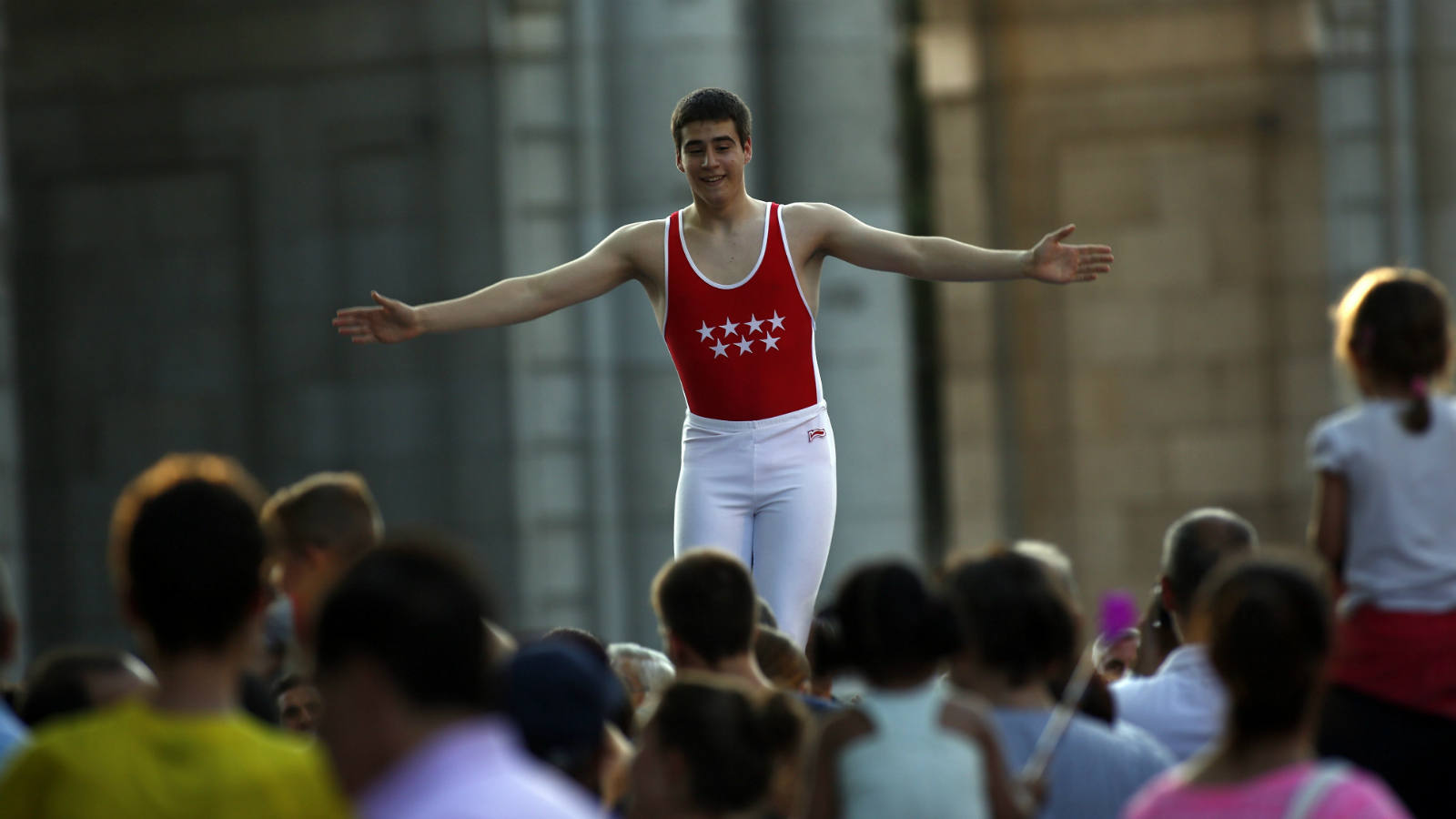 
Guillermo Palomino, campeón de España de gimnasia de trampolín, saluda al público
