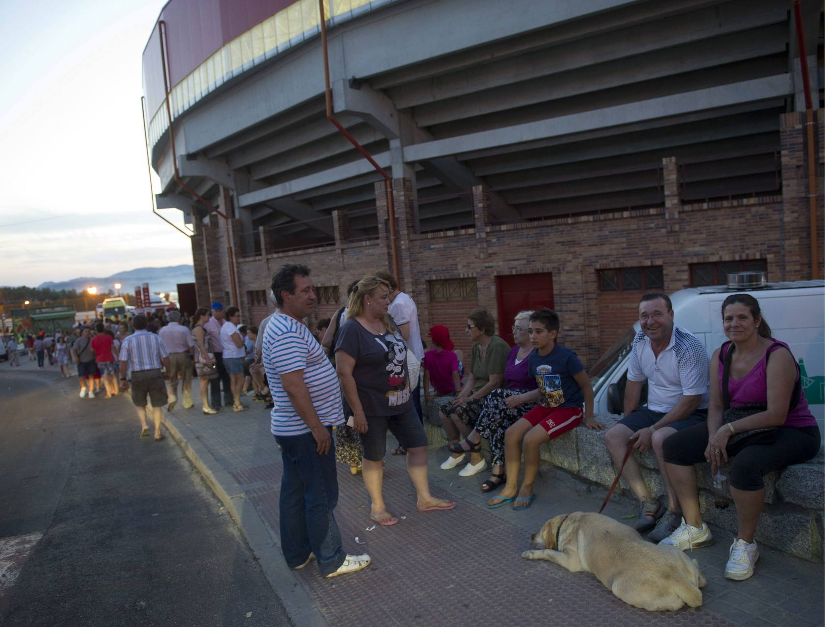 Los vecinos de la urbanizacion Cerro de Alarcón han sido evacuados a la plaza de toros de Valdemorillo.