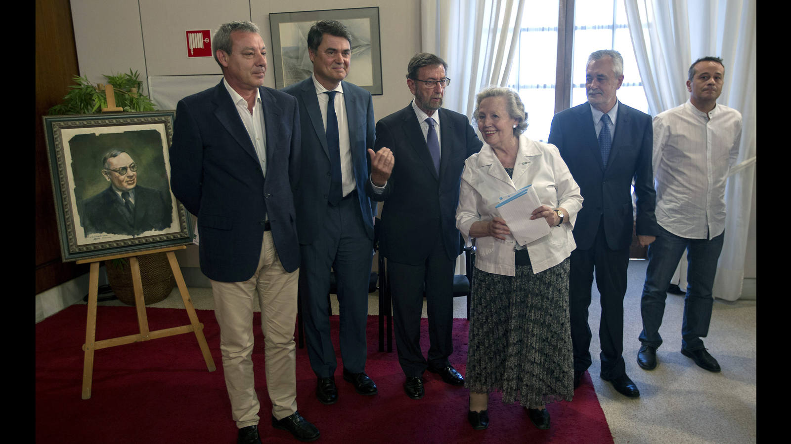 La hija de Blas Infante, María de los Ángeles, junto a los portavoces de los partidos con representación parlamentaria, el presidente del Parlamento y el de la Junta, en un acto de homenaje al fundador de la patria andaluza