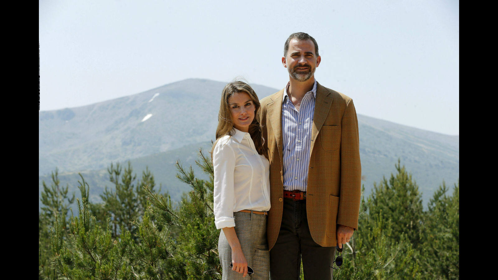 Los Príncipes de Asturias posan con el Parque Nacional de la Sierra de Guadarrama al fondo, en la que ha sido su primera visita a la zona