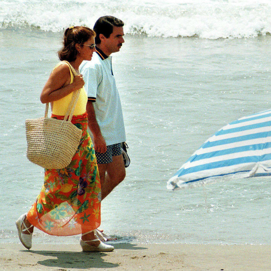 
El entonces presidente del Gobierno, José Maria Aznar, y su esposa Ana Botella, tomando su primer baño de la temporada en la playa de Oropesa del Mar, en 1999.
