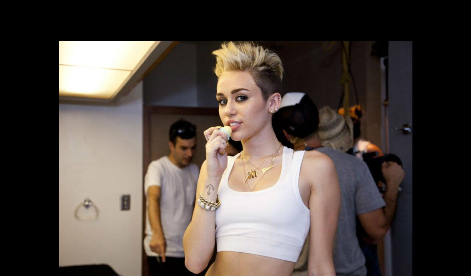Miley Cyrus presume de ombligo