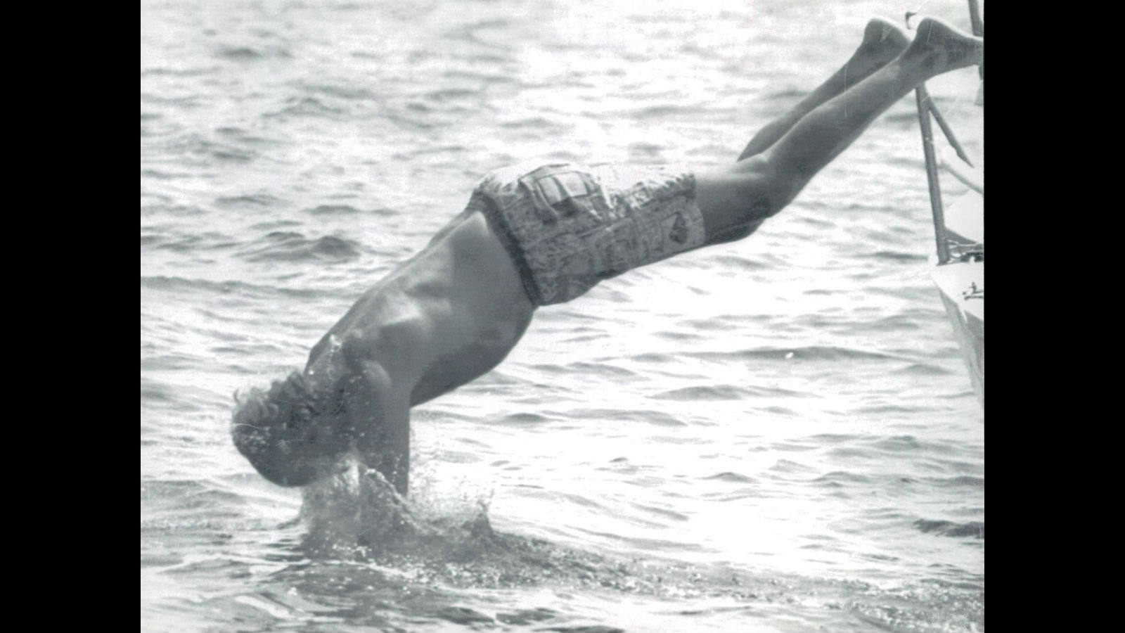 
El Rey Don Juan Carlos salta al agua desde el velero «Bribón», poco antes de comenzar la última regata de la 8ª Copa del Rey de Vela, en 1989.
