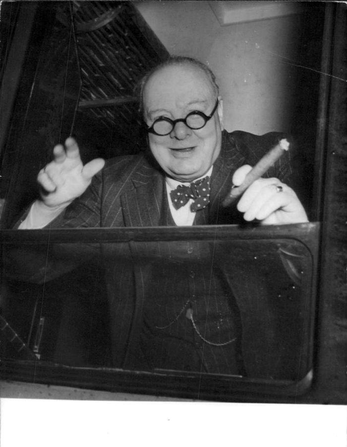 
Winston Churchill a su paso por la estación de Lyon, sonriente, con rumbo a Aix, en la Provenza, donde pasará sus vacaciones en 1948.
