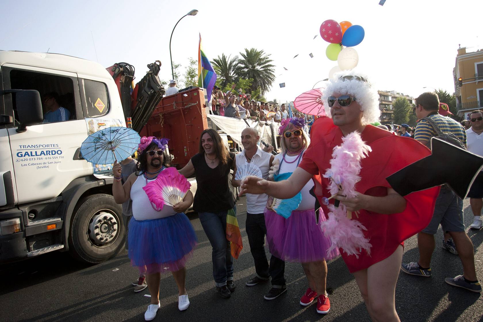 
Cabalgata con motivo del Día del Orgullo Gay por las calles de Sevilla
