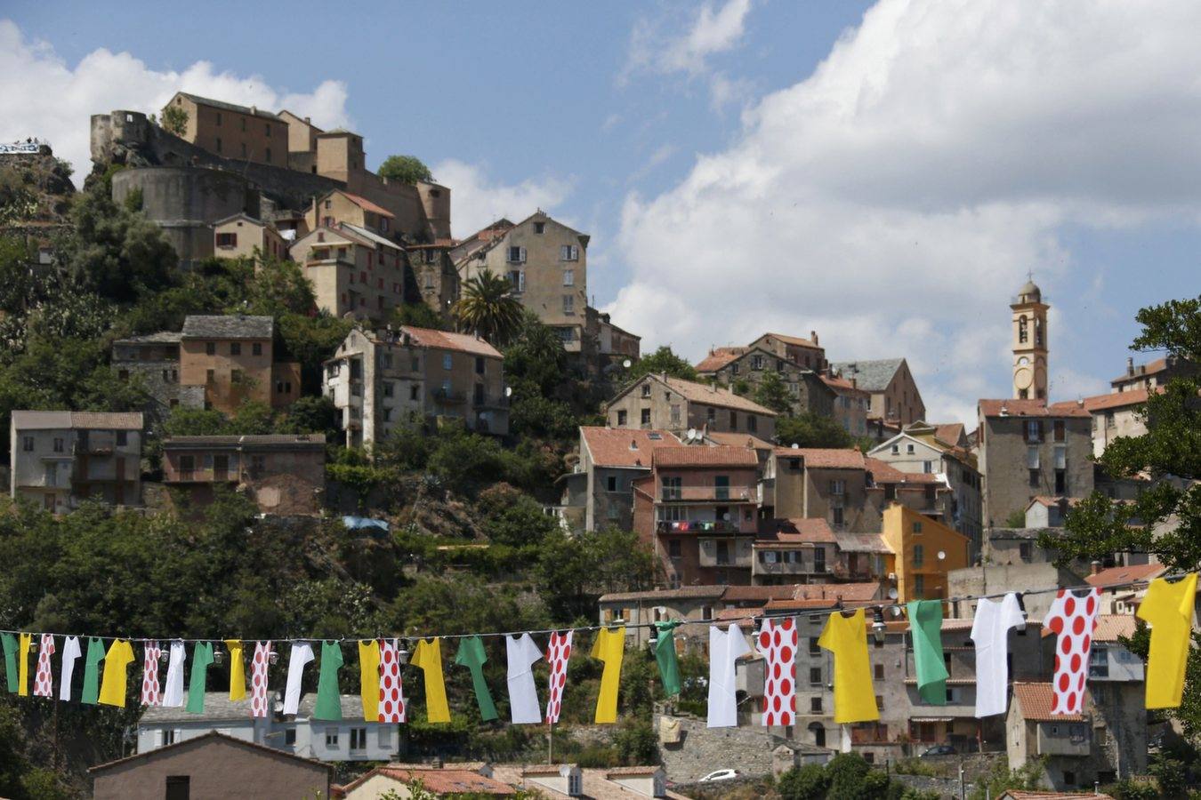 
Jan Bakelants sorprende al pelotón y se lleva el triunfo de etapa y el maillot amarillo
