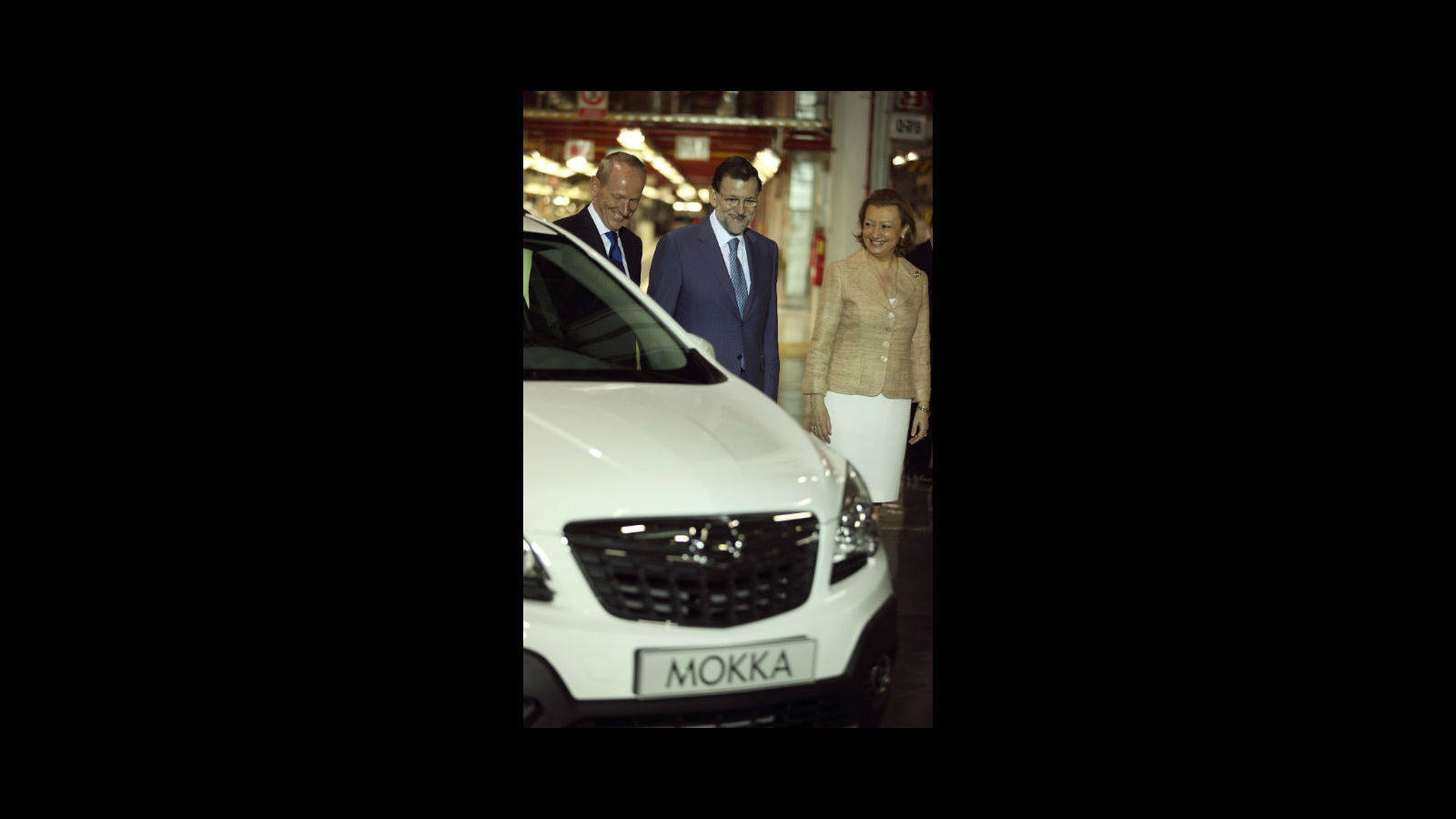 
Mariano Rajoy, junto a la presidenta del Gobierno de Aragón, Luisa Fernanda Rudi, y el presidente-consejero delegado de GM Europa, Karl-Thomas Neumann (i), ante un Opel Mokka
