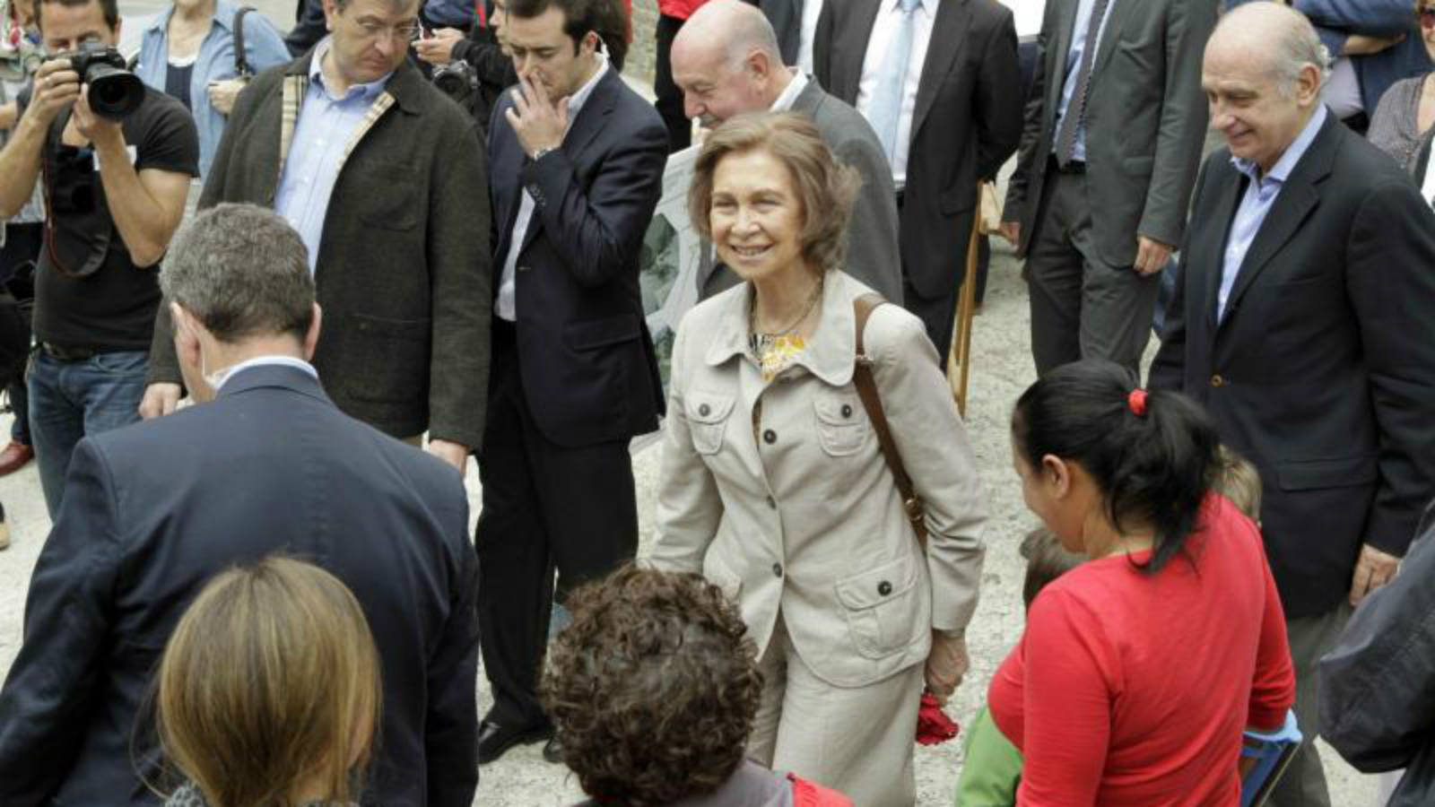La Reina Sofía y el ministro del Interior, Jorge Fernández Díaz (d), a la salida de la iglesia de Sant Joan de Arties, donde se han reunido con vecinos de esta localidad del Vallle de Arán