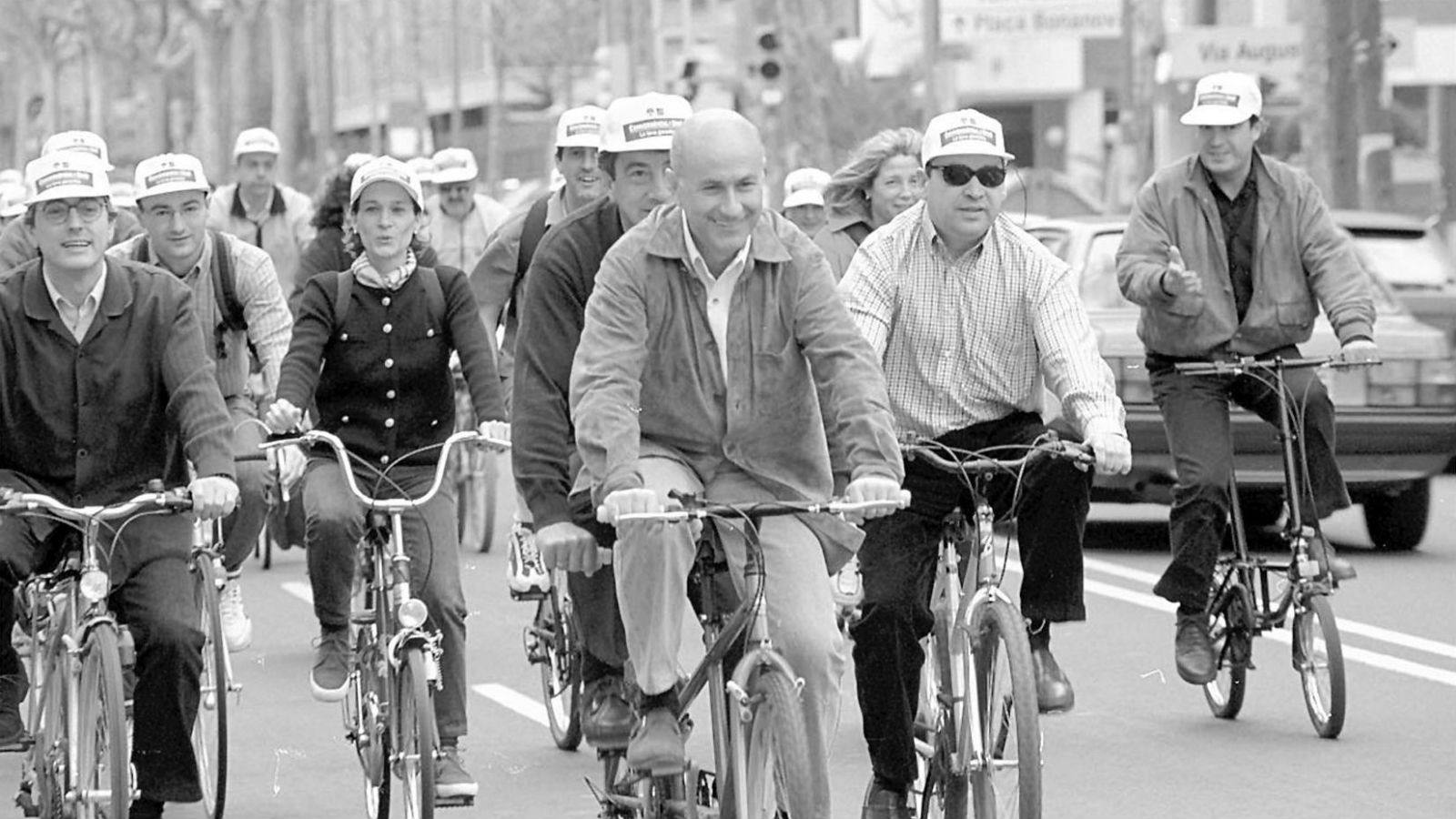 Josep Antoni Durán i Lleida, al frente de un grupo de ciclistas en 2000.