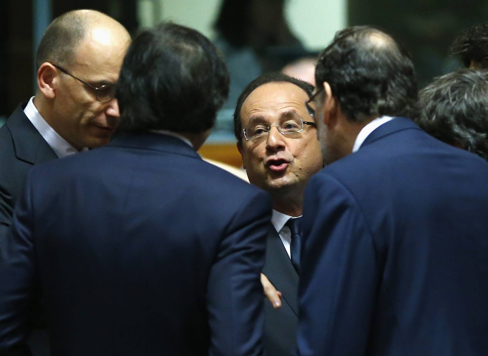 Rajoy escucha a Hollande