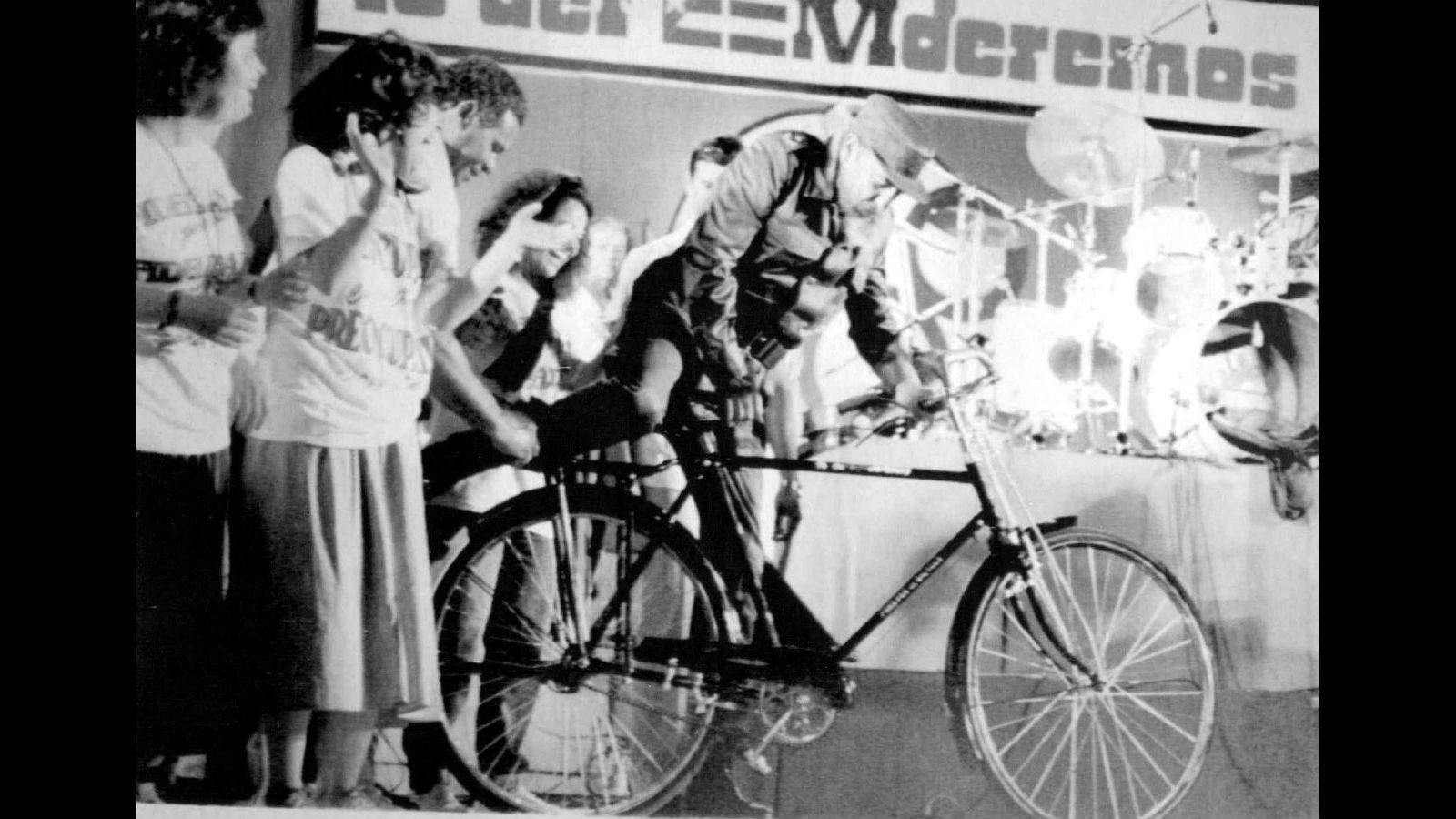 Fidel Castro promocionando la bicicleta en Cuba, en 1991. Para ello, se trajo una remesa de ellas fabricadas en China y la URSS.